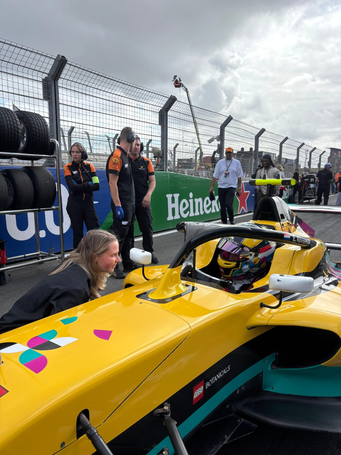 Maud Brakman supporting a driver on the starting grid